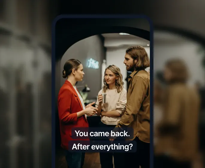 Um episódio vertical de drama curto na tela de um celular com a legenda "Você voltou. Depois de tudo?"